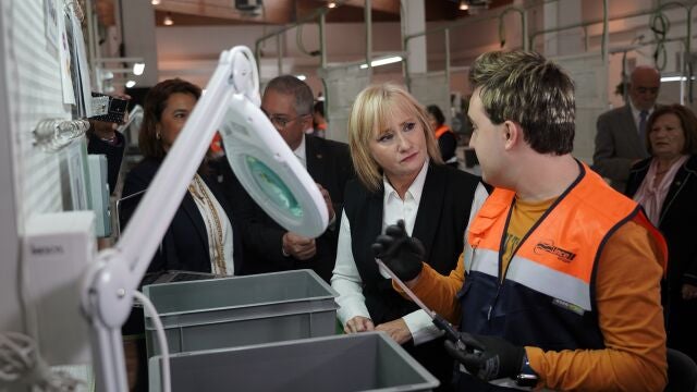 La consejera de Industria, Comercio y Empleo, Leticia García, durante una visita a una empresa
