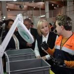 La consejera de Industria, Comercio y Empleo, Leticia García, durante una visita a una empresa