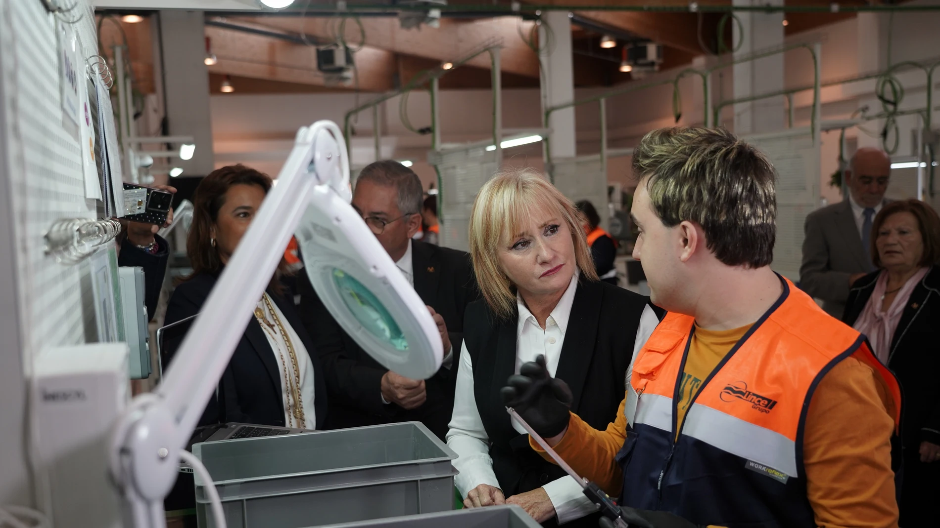La consejera de Industria, Comercio y Empleo, Leticia García, durante una visita a una empresa