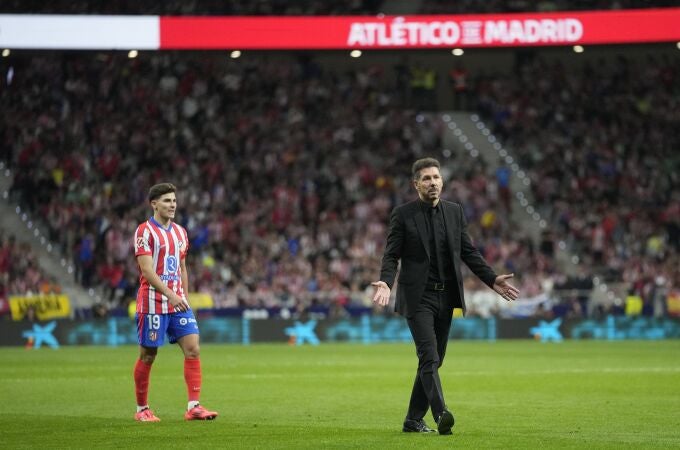 Simeone se dirige al fondo para pedir a los ultras que no lancen objetos
