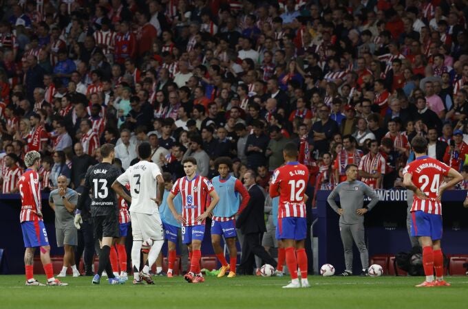 Un momento del parón en el derbi por el lanzamiento de objetos