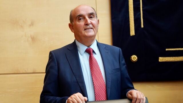 Tomás Quintana, Procurador del Común y comisionado de Transparencia, antes de comparecer en las Cortes