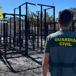 Dos menores prenden fuego a un parque infantil próximo a viviendas y coches en Jumilla (Murcia)