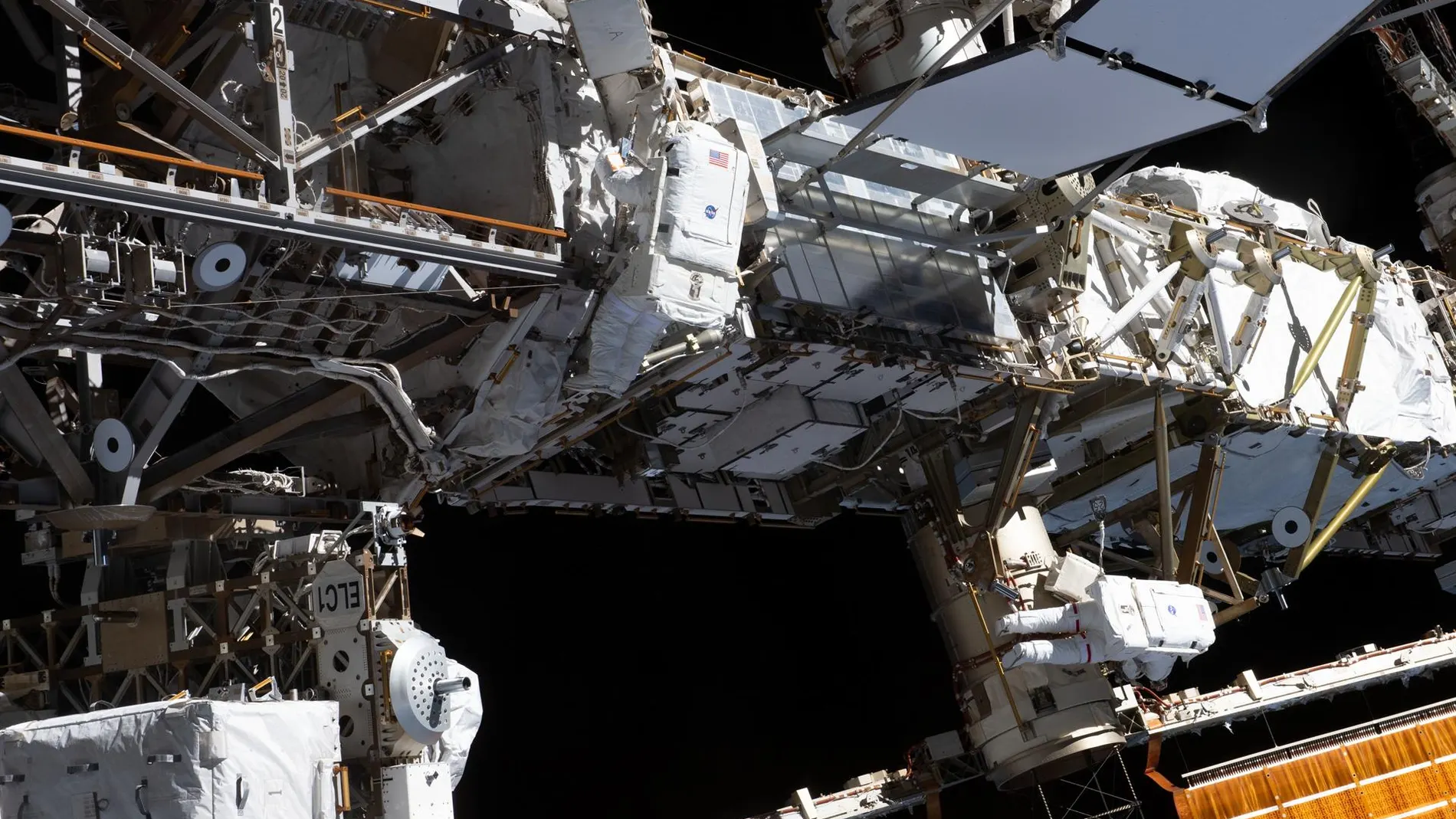 Llega a la Estación Espacial Internacional la 'Dragon' de Space X para traer a los astronautas atrapados
