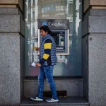 Gente sacando dinero en efectivo en cajeros automáticos en la ciudad de Madrid. © Alberto R. Roldán / Diario L