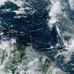 Fotografía satelital cedida por la Oficina Nacional de Administración Oceánica y Atmosférica donde se muestra la localización de la tormenta tropical Kirk (abajo) en el Atlántico