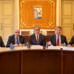 El alcalde de Salamanca, Carlos García Carbayo, y el secretario de Estado de Transportes y Movilidad Sostenible, José Antonio Santano, junto a Javier Iglesias