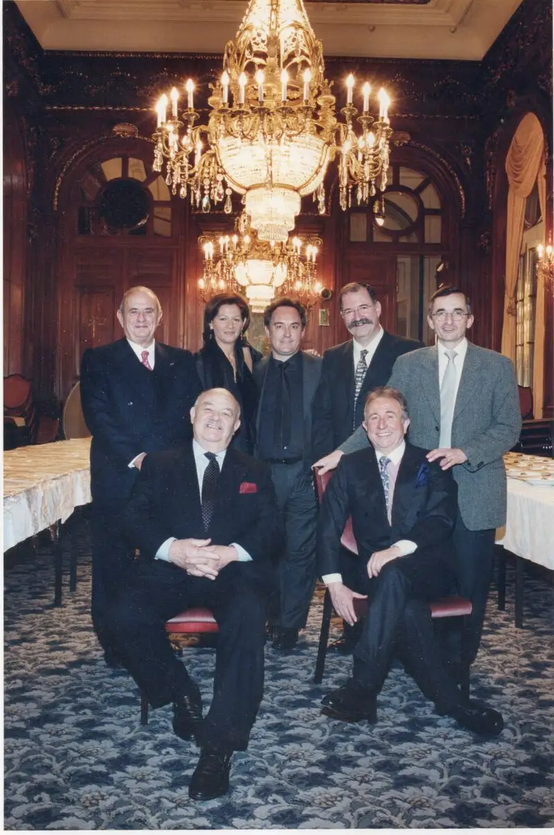 De pie Paul Bocuse, Alicia Romay Ferrán Adrià, Pedro Subijana y Michel Bras Sentados: Pierre Troigros y Michel Gérard