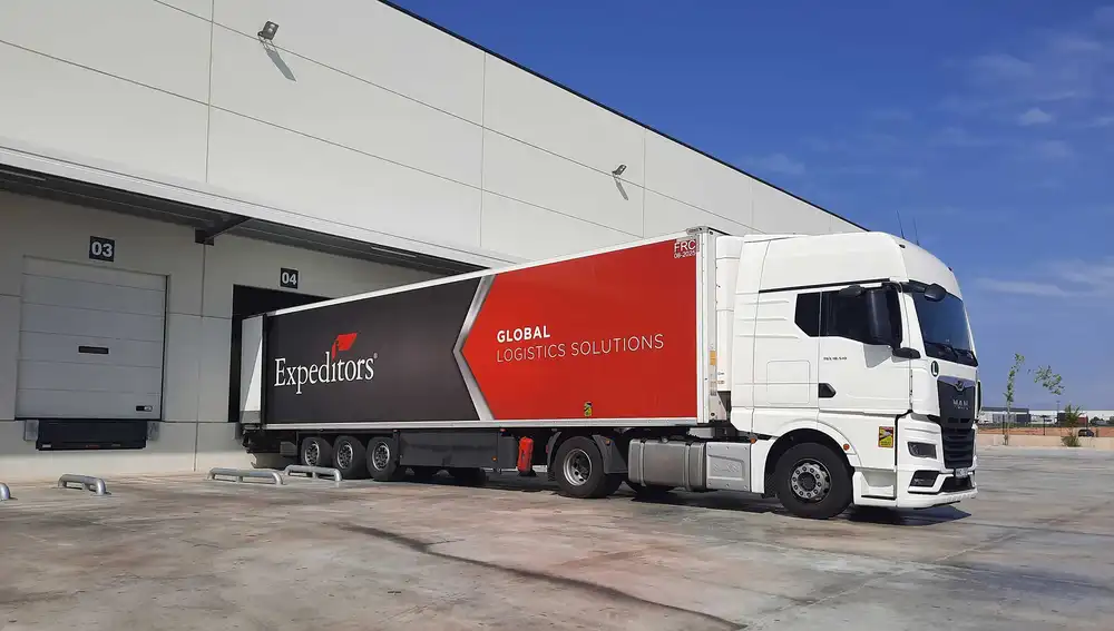 La propuesta de valor de Expeditors en el sector logístico radica en dos aspectos principales estrechamente relacionados: la estrategia de no poseer activos propios y la excelencia en el customer service