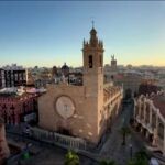 Una madre y la hija restauran con bacterias los frescos de una iglesia de Valencia