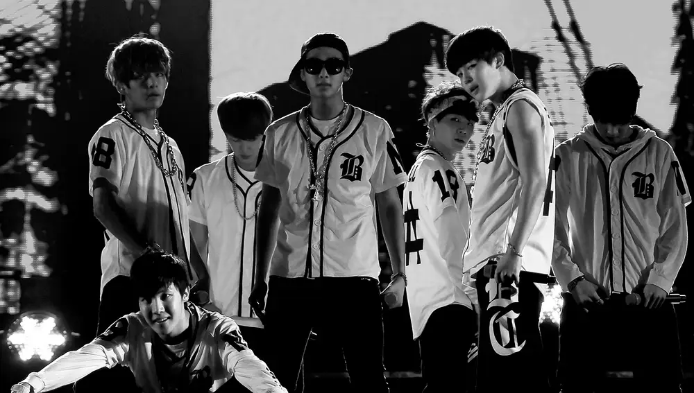 BTS, en 2013, actuando en el Centro de Música de Incheon, Corea del Sur