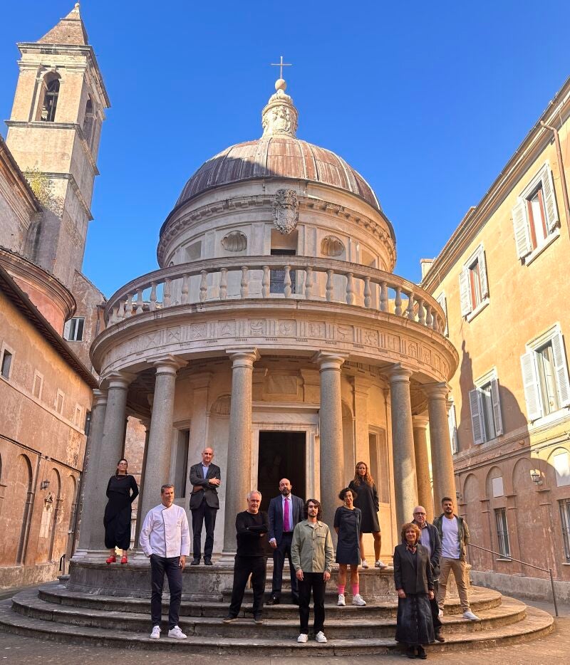 En el Templete de Bramante, Ferrán Adrià, Carles Tarrasó, Carlos Tercero Agregado Cultural de la Embajada de España en Italia y otros participantes y organizadores del Congreso