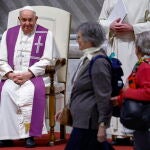 El Papa Francisco en la basílica de San Pedro junto a Cristina Inogés y María Luisa Berzosa, españolas participantes en el Sínodo 