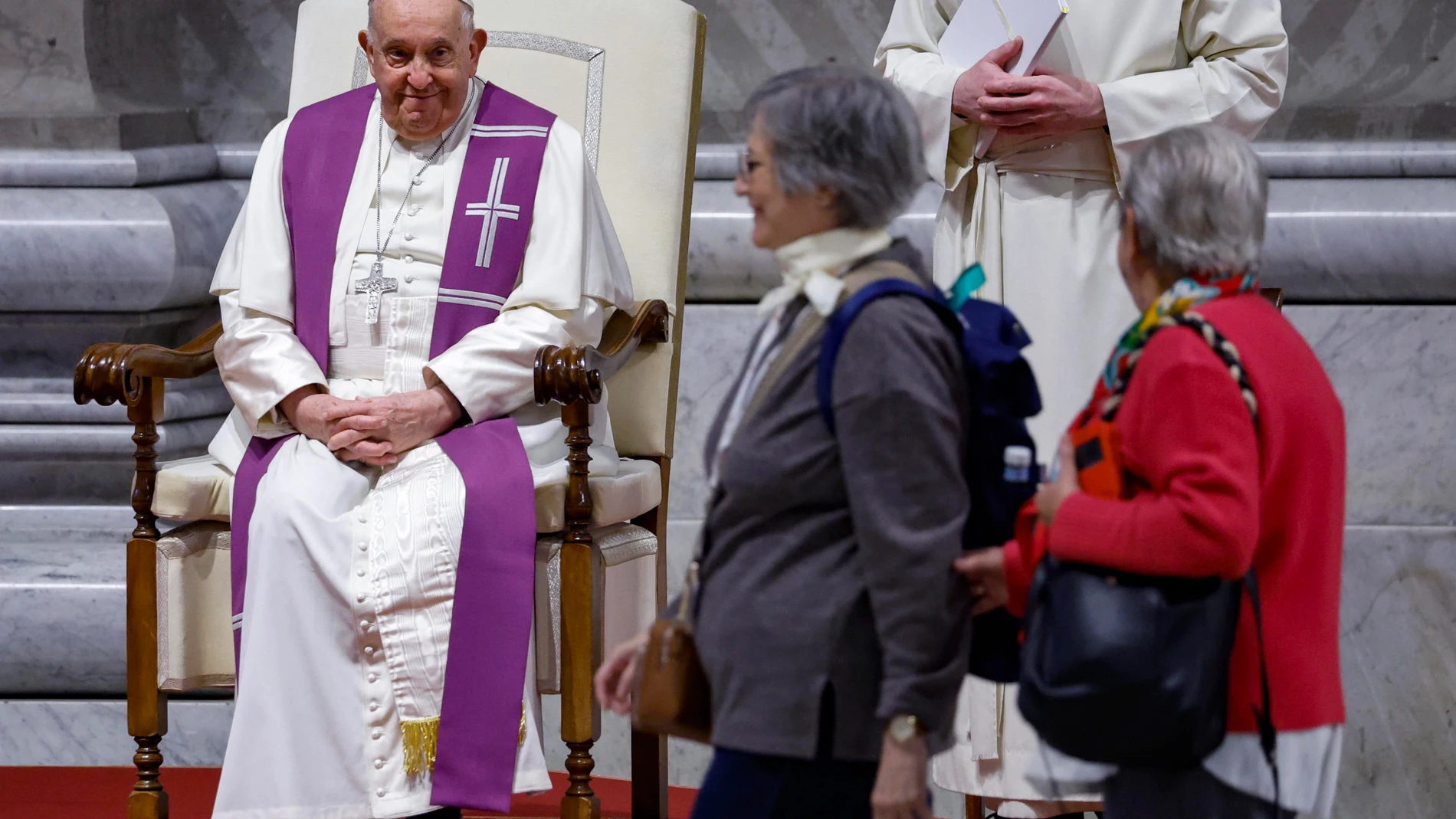 El Papa Francisco en la basílica de San Pedro junto a Cristina Inogés y María Luisa Berzosa, españolas participantes en el Sínodo