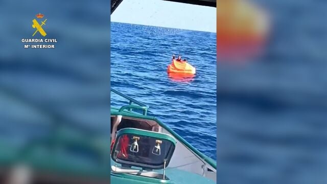 Huelva.- Sucesos.- Rescatadas dos personas que llevaban tres días a la deriva en alta mar tras naufragar