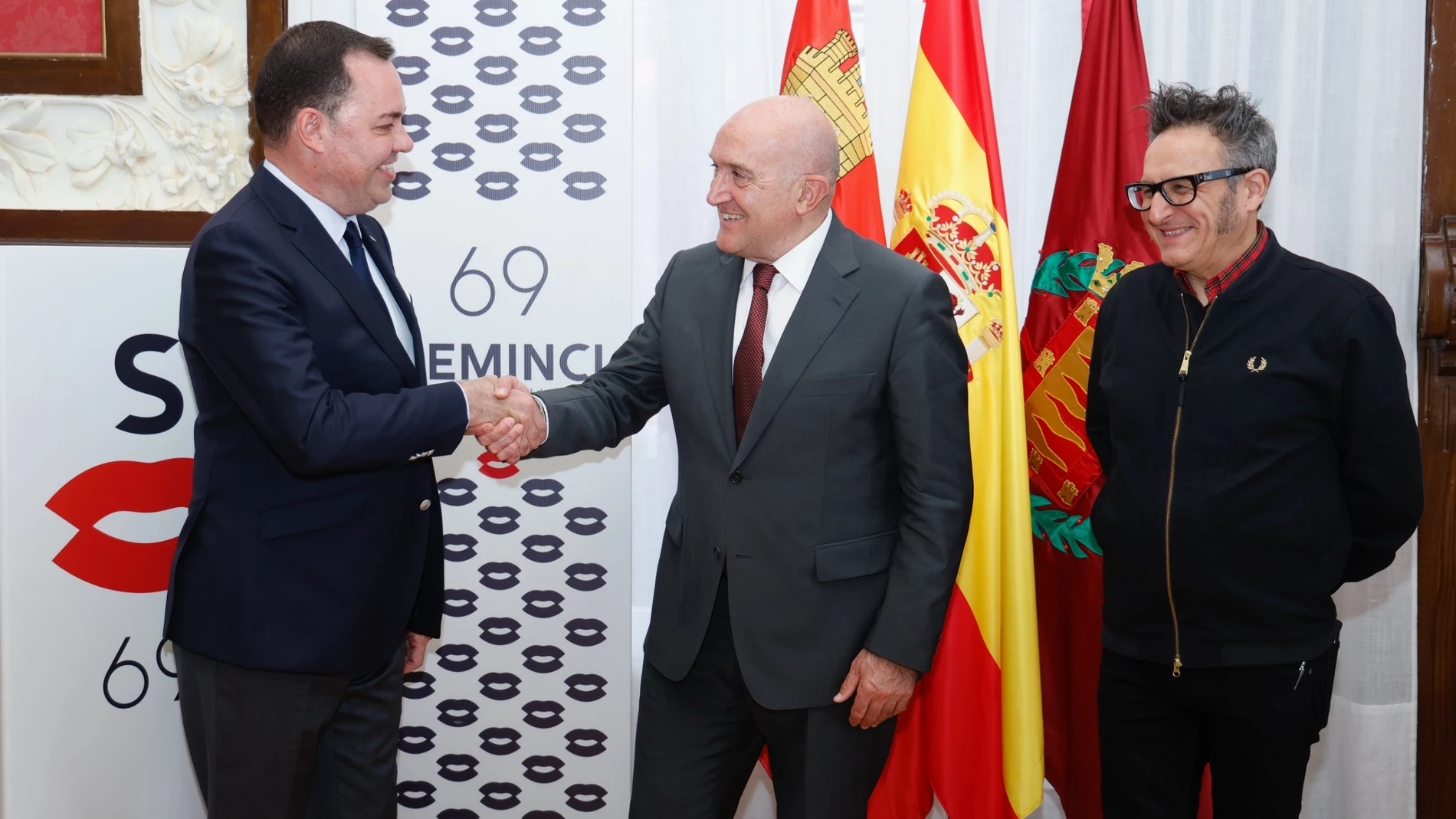 Jesús Julio Carnero durante la firma del convenio con José María Viejo y José Luis Cienfuegos