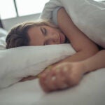 Una joven durmiendo