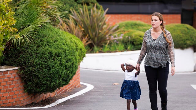 Dan de alta a niña de Burundi con malformación congénita tras ser operada.