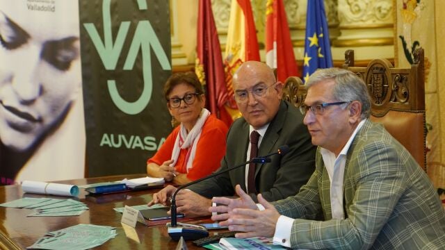 El alcalde de Valladolid, Jesús Julio Carnero, Nina Infante, del Foro Feminista, el gerente de Auvasa Eduardo Cabanillas presentan ‘Paradas para todas’, el nuevo servicio de paradas a la demanda en el itinerario propio de las Líneas Búho de Auvasa.