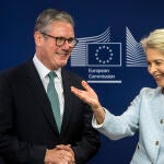 El «premier» británico, Keir Starmer, y la presidenta de la Comisión Europea, Ursula von der Leyen, en Bruselas