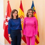 La presidenta de la Comunidad de Madrid, Isabel Díaz Ayuso (i), se reúne con la alcaldesa de Valencia, María José Catalá (d), en la sede del Gobierno regional en Madrid, este miércoles