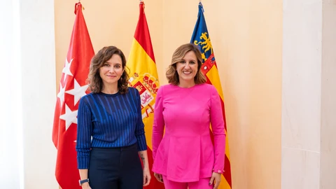 La presidenta de la Comunidad de Madrid, Isabel Díaz Ayuso (i), se reúne con la alcaldesa de Valencia, María José Catalá (d), en la sede del Gobierno regional en Madrid, este miércoles
