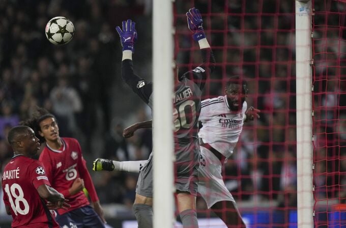 Rüdiger remata una de las ocasiones más claras del Real Madrid