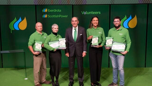 Ignacio Sánchez Galán junto a algunos de los premiados