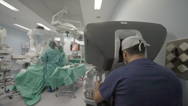 Un equipo de cirujanos durante una intervención de un paciente con cáncer de próstata