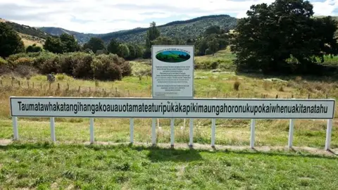 El nombre tiene que ver con la leyenda de un guerrero de la tribu sobre la colina