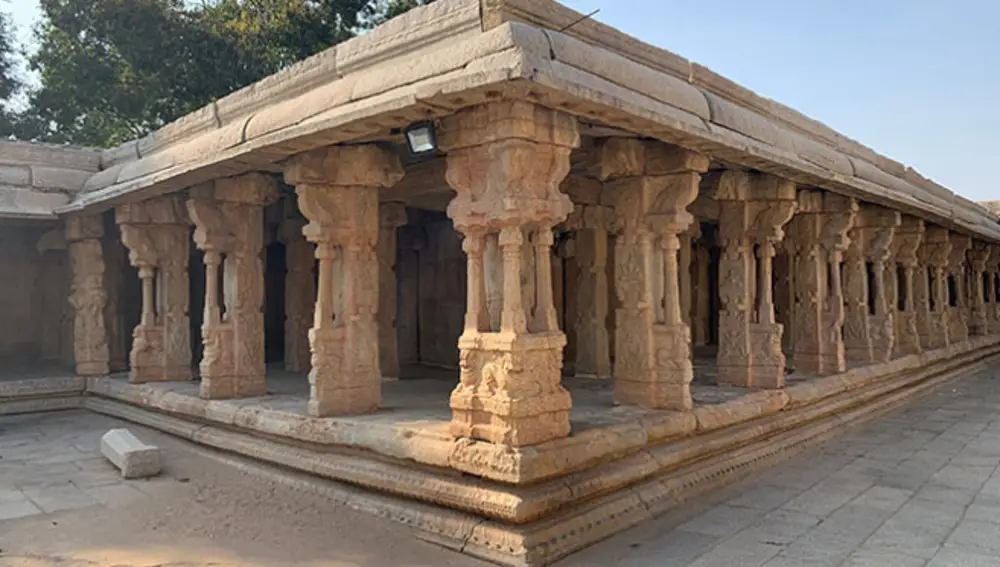 El templo de Lepakshi y sus 70 columnas de granito