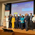 Foto de familia de organizadores y ponentes de la jornada junto a las autoridades