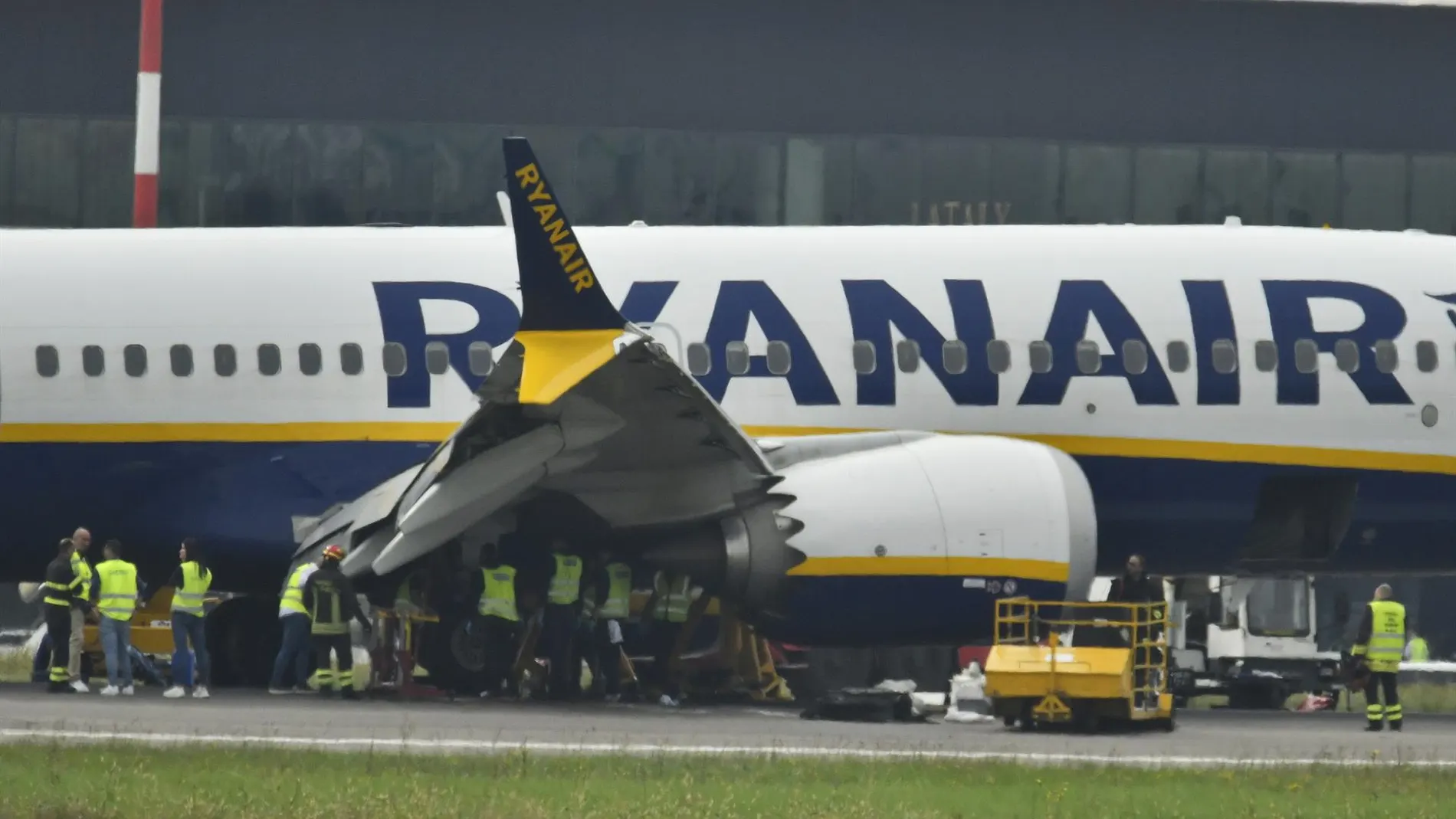 Economía.- (AMP) Evacuado un avión de Ryanair con 184 pasajeros por un incendio en el motor en el sur de Italia