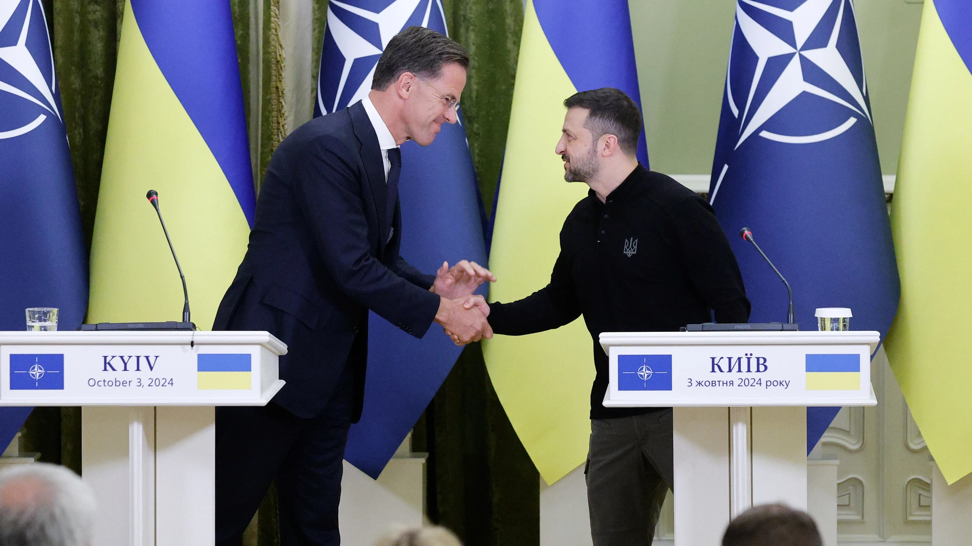 Kyiv (Ukraine), 03/10/2024.- New NATO Secretary General Mark Rutte (L) and Ukrainian President Volodymyr Zelensky (R) shake hands during a joint press conference following their meeting in Kyiv, Ukraine, 03 October 2024. Mark Rutte made his maiden trip as the North Atlantic Treaty Organization's (NATO) Secretary General to Ukraine on 03 October, where he met with top officials and the President of Ukraine and pledged continued support for Ukraine in its war with Russia. (Zelenski, Rusia, Ucra...