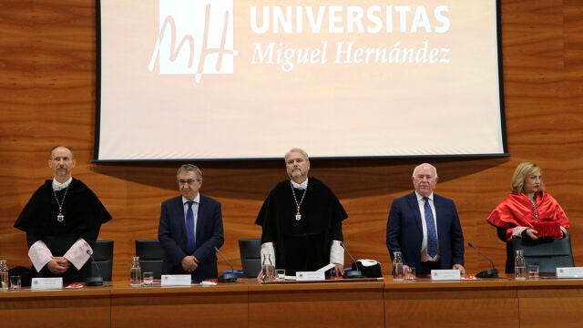 El rector de la Universidad Miguel Hernández de Elche, Juan José Ruiz, en el acto de hoy de apertura el año académico