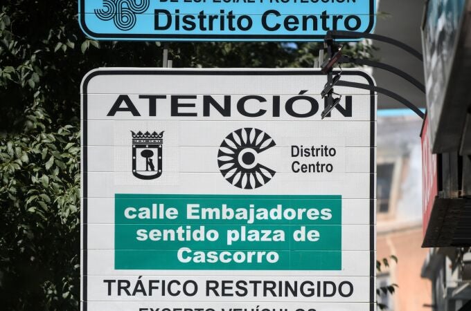 Un cartel indica la zona de bajas emisiones 360 del Distrito Centro, a 17 de septiembre de 2024, en Madrid (España). El Tribunal Superior de Justicia de Madrid (TSJM) ha anulado las Zonas de Bajas Emisiones de la capital al considerar, entre otras cuestiones, que se da una "patente insuficiencia del informe de impacto económico" de las medidas adoptadas en la Ordenanza municipal. La sentencia anula concretamente aquellas partes de la Ordenanza por las que se definen el ámbito de la Zona de Bajas Emisiones (ZBE) en todo el municipio de Madrid; y las que establecen las dos Zonas de Bajas Emisiones de Especial Protección (ZBEDPE) de "Distrito Centro" y "Plaza Elíptica". 17 SEPTIEMBRE 2024;CERO EMISIONES;TJM TRIBUNAL;JUSTICIA Fernando Sánchez / Europa Press 17/09/2024