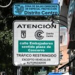 Un cartel indica la zona de bajas emisiones 360 del Distrito Centro, a 17 de septiembre de 2024, en Madrid (España). El Tribunal Superior de Justicia de Madrid (TSJM) ha anulado las Zonas de Bajas Emisiones de la capital al considerar, entre otras cuestiones, que se da una "patente insuficiencia del informe de impacto económico" de las medidas adoptadas en la Ordenanza municipal. La sentencia anula concretamente aquellas partes de la Ordenanza por las que se definen el ámbito de la Zona de Bajas Emisiones (ZBE) en todo el municipio de Madrid; y las que establecen las dos Zonas de Bajas Emisiones de Especial Protección (ZBEDPE) de "Distrito Centro" y "Plaza Elíptica". 17 SEPTIEMBRE 2024;CERO EMISIONES;TJM TRIBUNAL;JUSTICIA Fernando Sánchez / Europa Press 17/09/2024