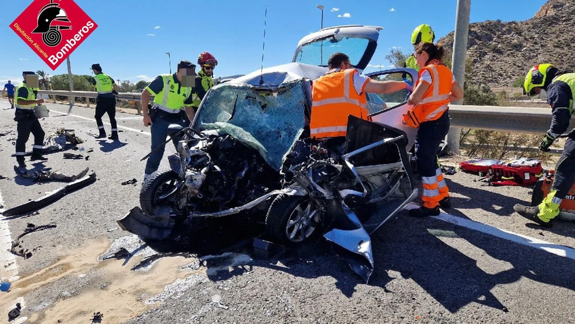 Muere una mujer de 20 años al chocar su coche contra un camión en la CV-930 en Orihuela REMITIDA / HANDOUT por CONSORCIO PROVINCIAL DE BOMBEROS ALICANTE Fotografía remitida a medios de comunicación exclusivamente para ilustrar la noticia a la que hace referencia la imagen, y citando la procedencia de la imagen en la firma 03/10/2024