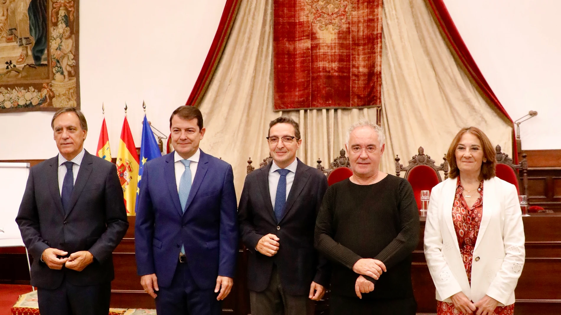 Mañueco junto a García Carbayo, Juan Manuel Corchado y Ferrand Adrià en Salamanca