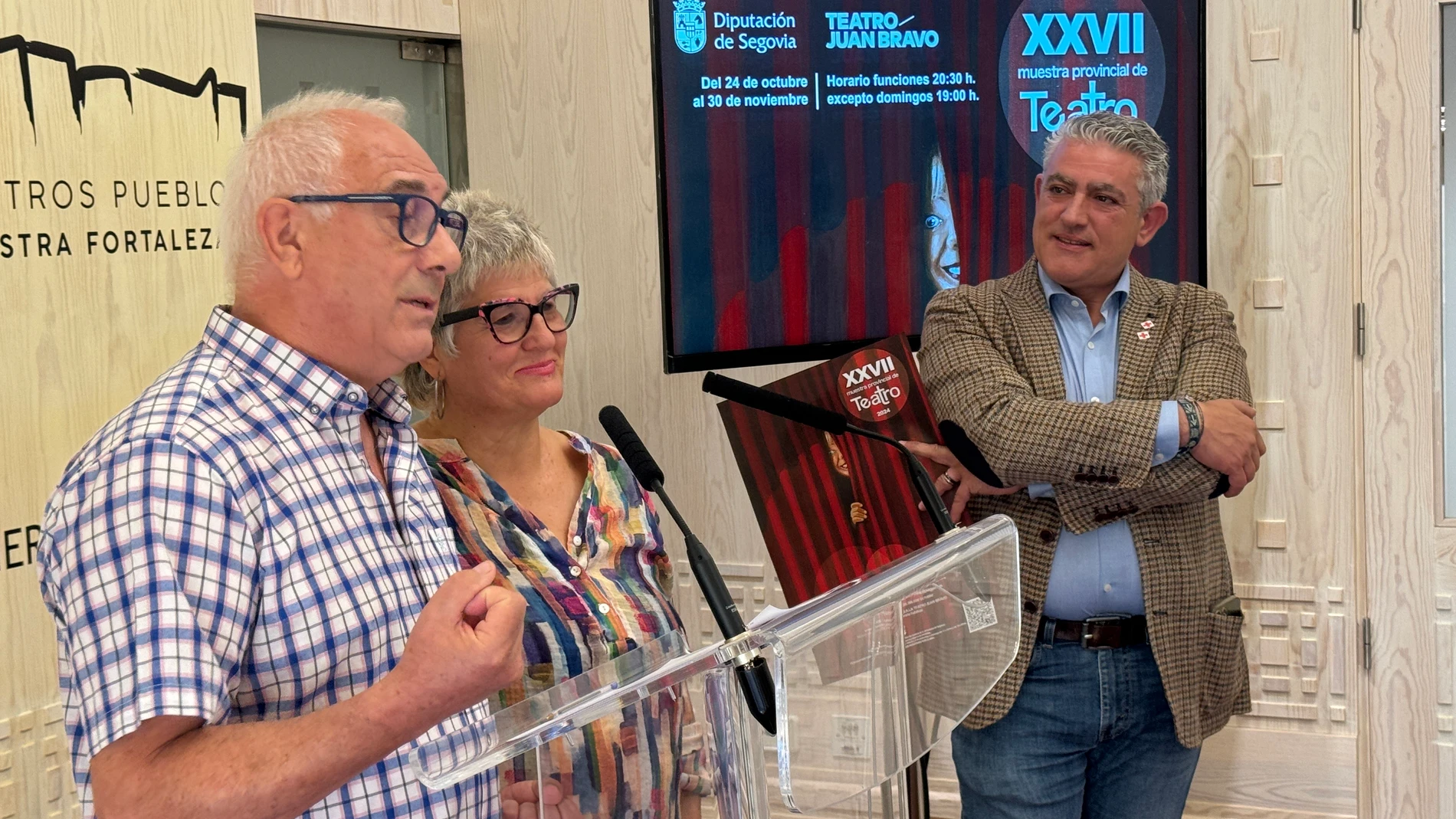 El diputado de Cultura, Juventud y Deportes, José María Bravo, presenta la Muestra junto a dos componentes del grupo Festeamus, Furos García y María José Maderuelo,