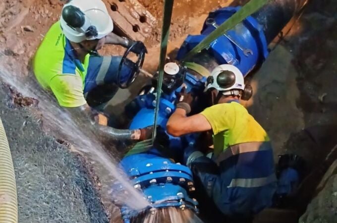 Rotura de un codo en las conducciones de agua en la zona de Camino de La Goleta, en Almería