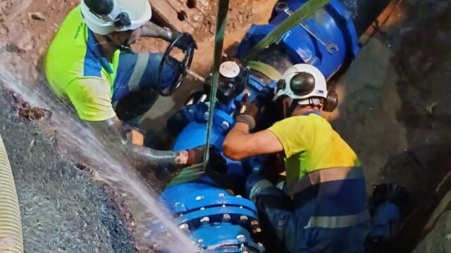 Rotura de un codo en las conducciones de agua en la zona de Camino de La Goleta, en Almería