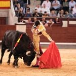 El diestro Tomás Rufo con su segundo toro durante el festejo taurino de la Feria de Octubre que se celebra hoy viernes en la Monumental de Las Ventas, en Madrid. 