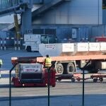 Varios trabajadores de handling de Iberia durante el último día de la huelga del servicio, en el aeropuerto Adolfo Suárez Madrid-Barajas, a 8 de enero de 2024, en Madrid.