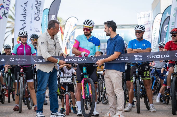 Peter Sagan observa a un niño en la carrera infantil que sirvió de previa a la Titan Desert Almería