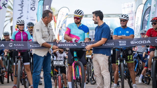 Peter Sagan observa a un niño en la carrera infantil que sirvió de previa a la Titan Desert Almería