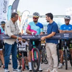 Peter Sagan observa a un niño en la carrera infantil que sirvió de previa a la Titan Desert Almería