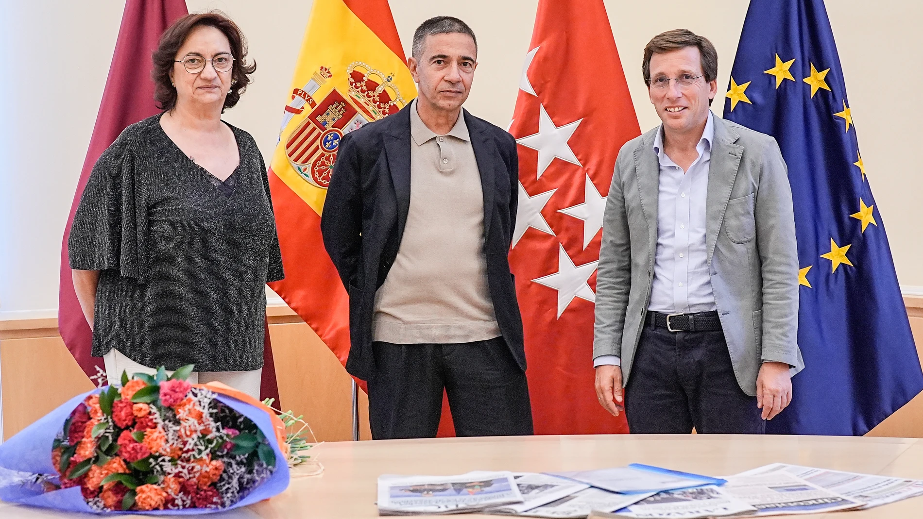 Teresa Isabel Araujo y Rafael Martín, junto a José Luis Martínez-Almeida, durante el Día del Vendedor