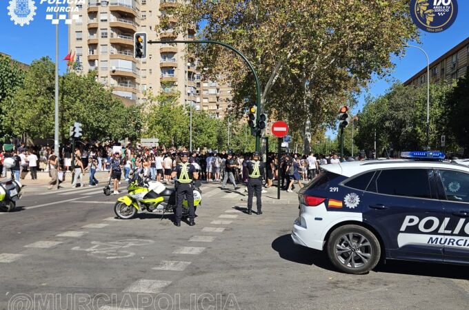 Agentes de la Policía Local de Murcia con los estudiantes manifestándose