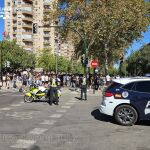 Agentes de la Policía Local de Murcia con los estudiantes manifestándose